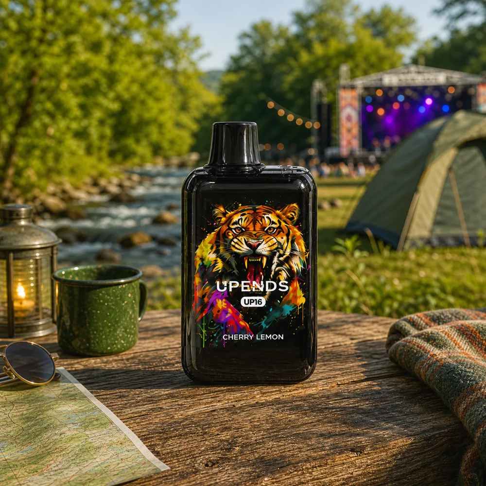 UP16 Tiger Edition auf einem Campingtisch am Fluss nahe eines Festivals